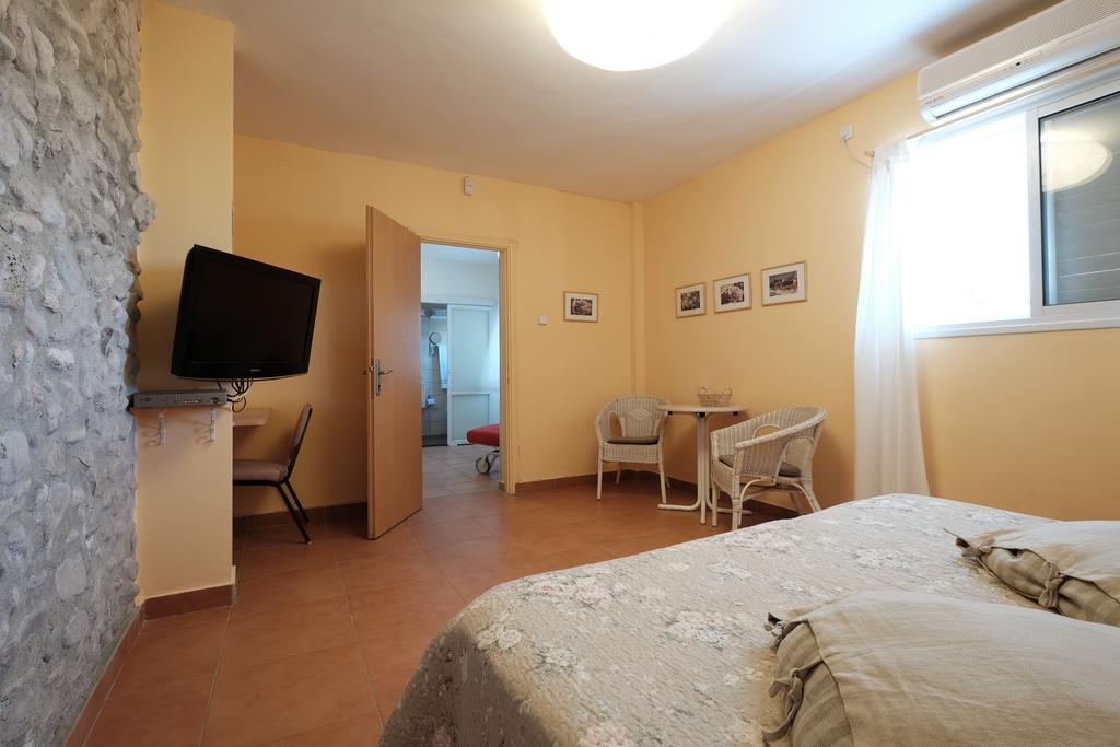 Gil'S Guest Rooms Neve Zohar Room photo