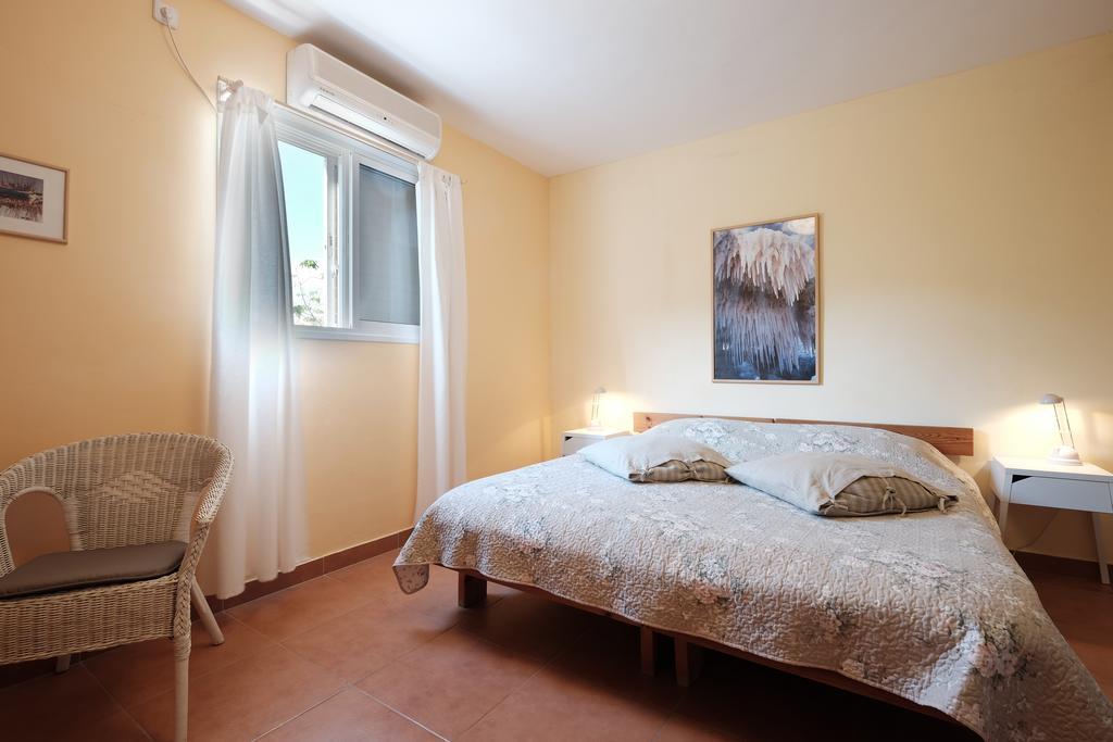 Gil'S Guest Rooms Neve Zohar Room photo