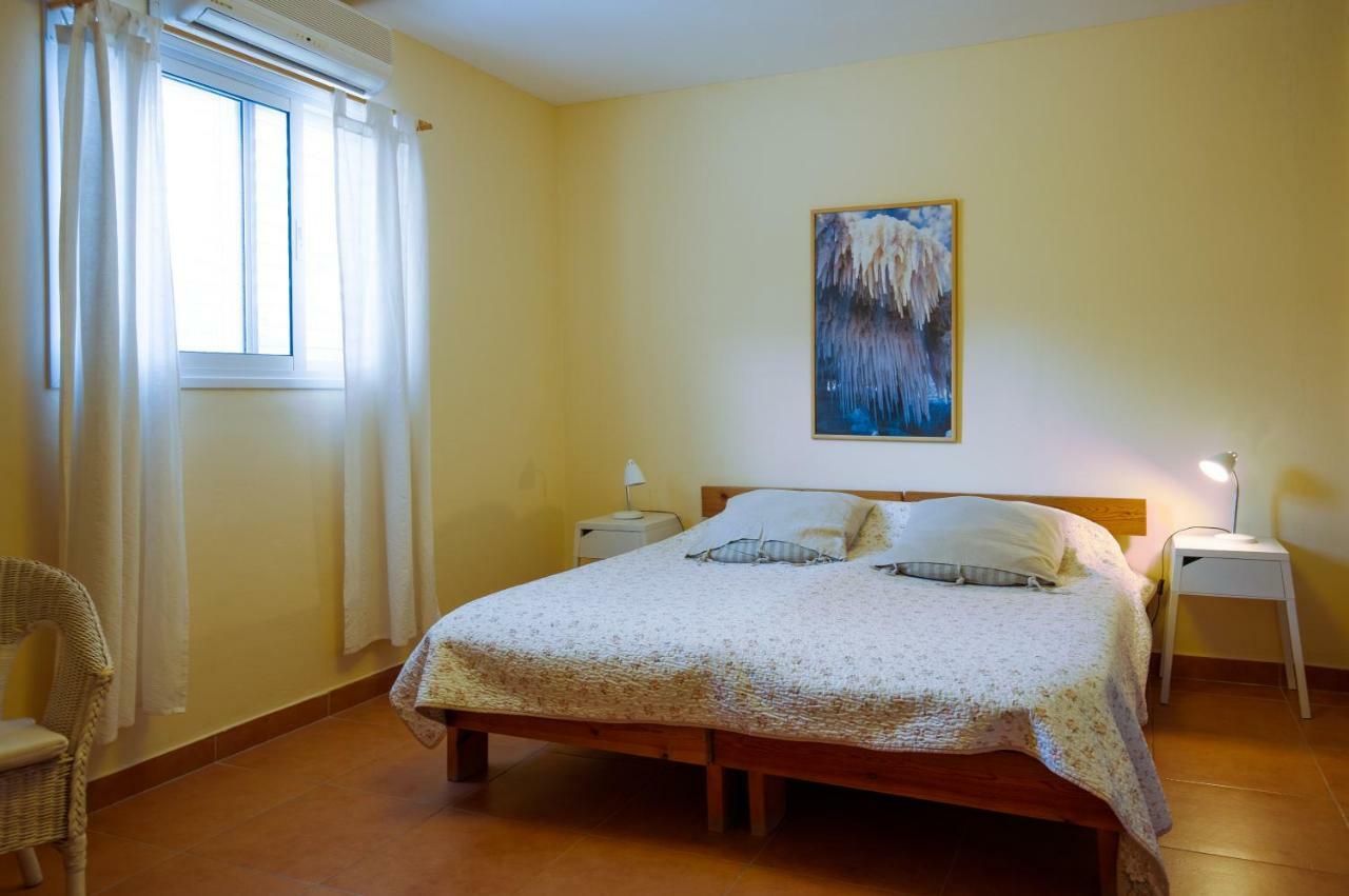 Gil'S Guest Rooms Neve Zohar Exterior photo